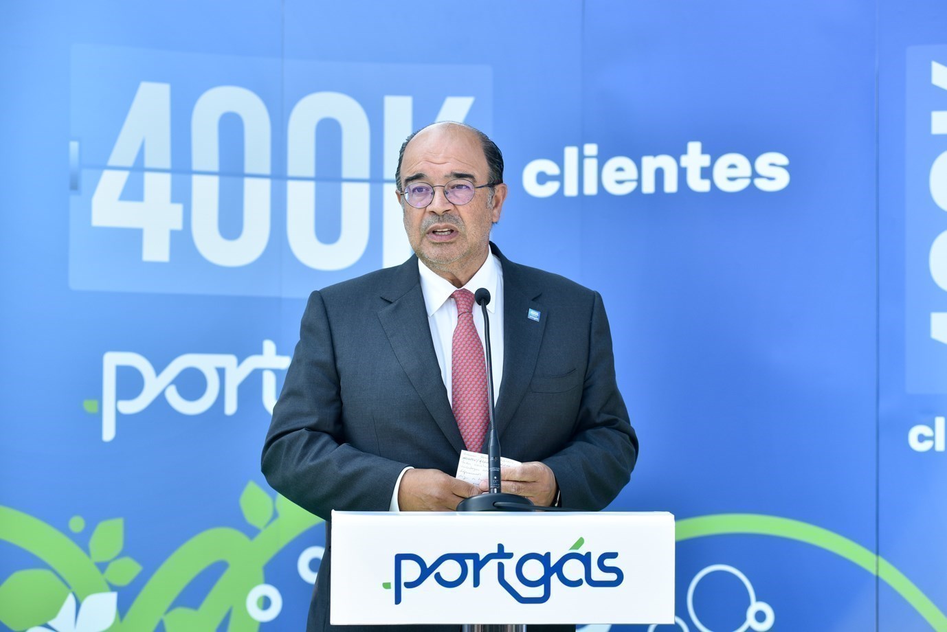 Foto da comemoração dos 400 mil clientes na rede da Portgás