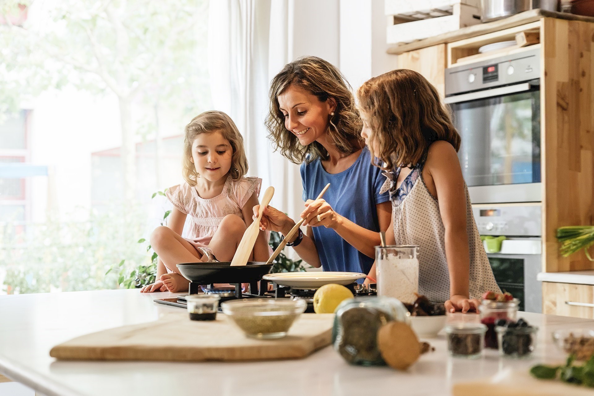 Familia a Cozinhar a Gás