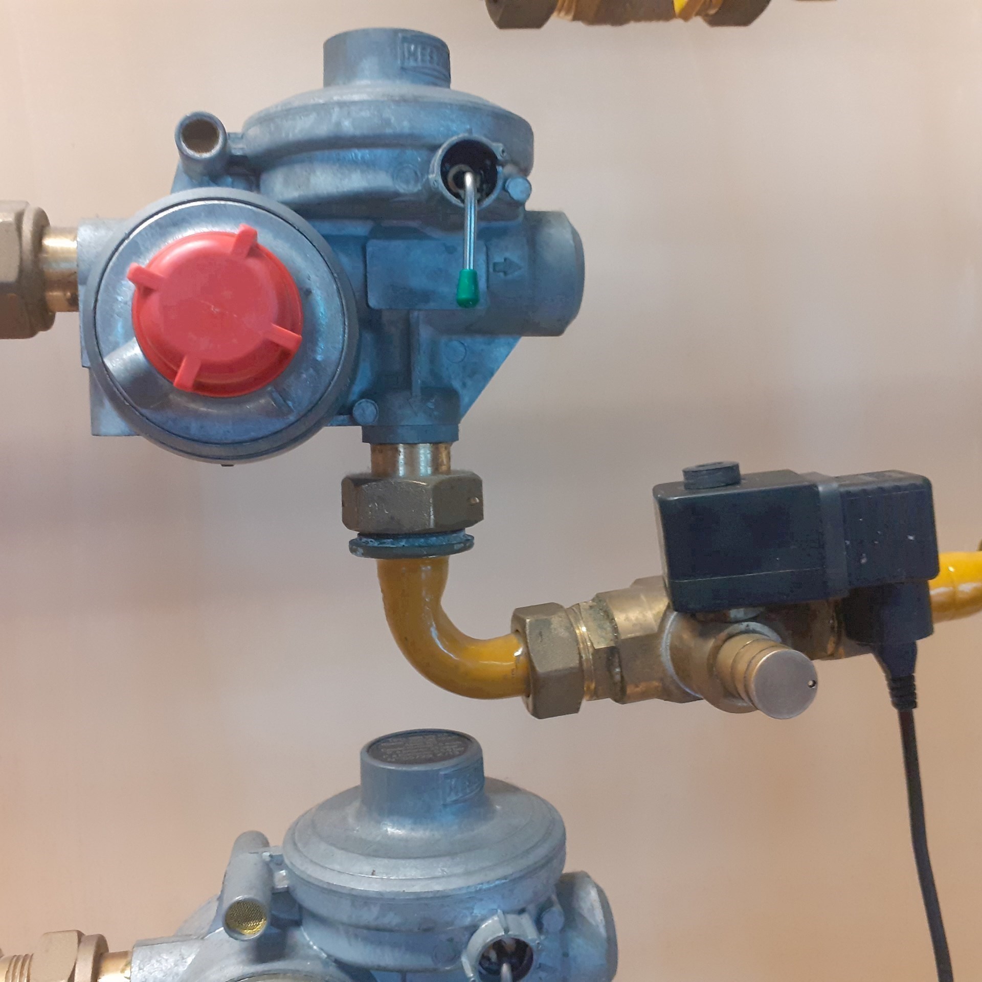 Eletroválvula junto a redutor de gás natural